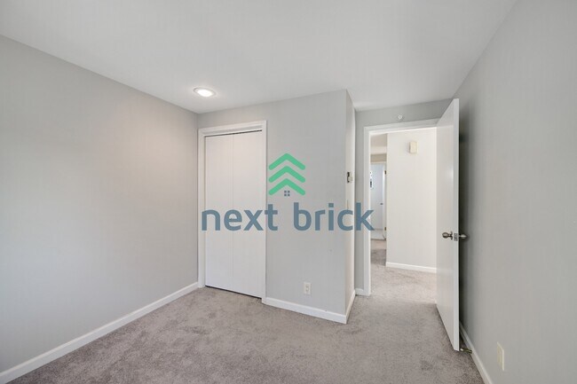 Building Photo - Welcome to this beautifully updated 2-bedroom, 1-bath apartment located in the heart of Queen Anne
