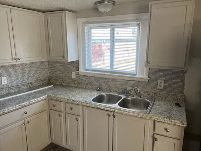 Building Photo - 136 N Spring St