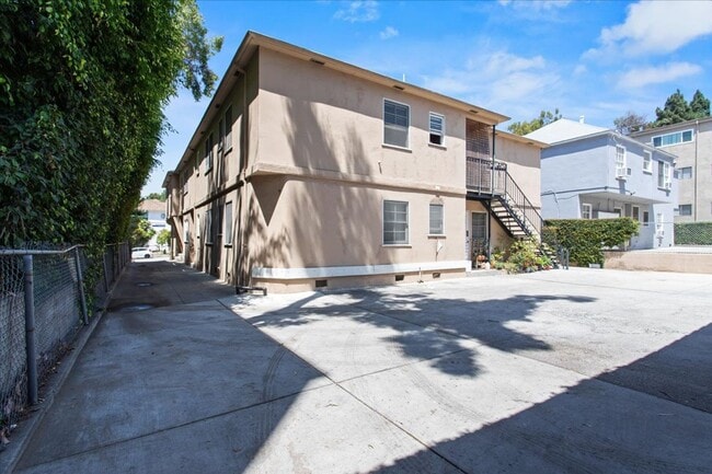 Building Photo - Remodeled 2-Bedroom Apartment Near UCLA with Private Balcony