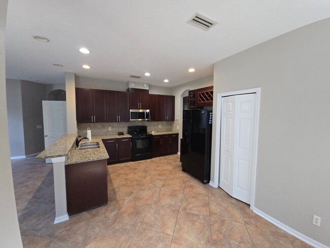 Building Photo - Newly Renovated 4/3 w/pool