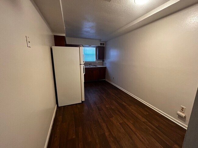 Building Photo - 1415 W Maple Ave