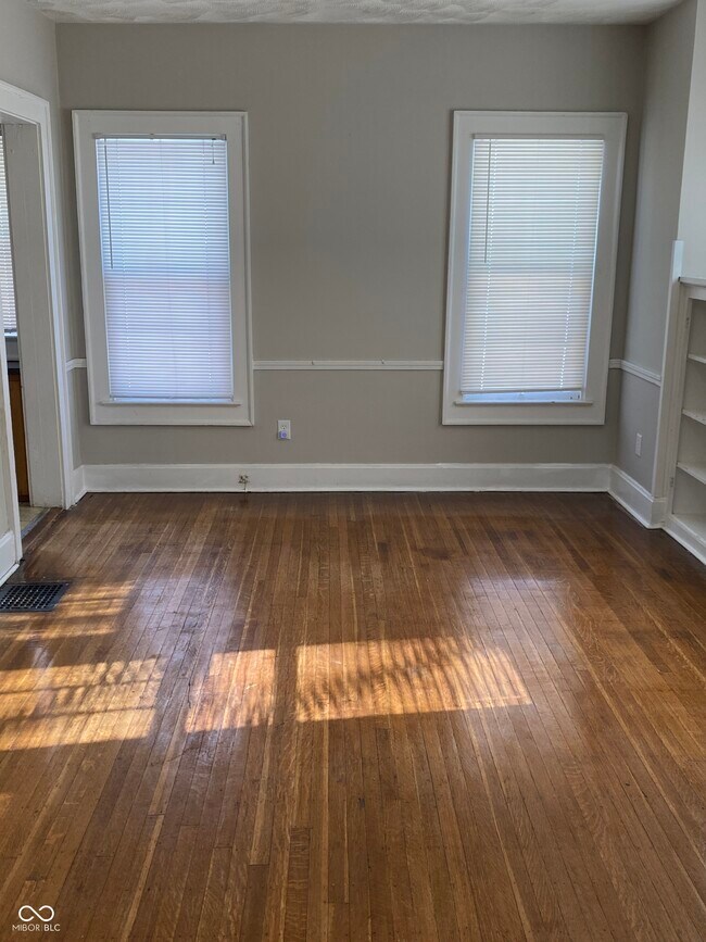 Building Photo - 4025 N Kenwood Ave