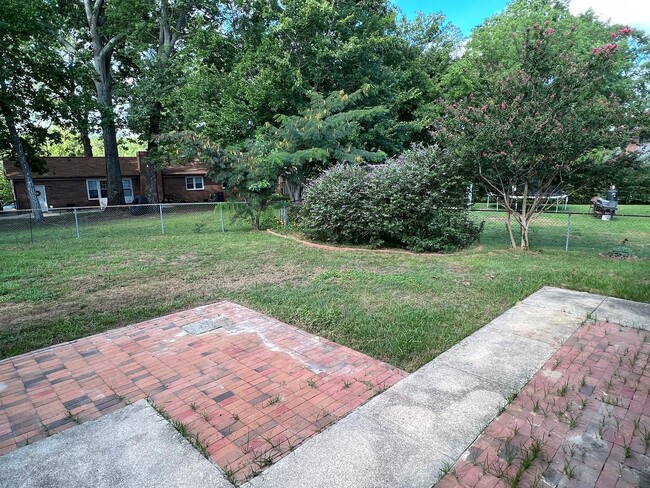 Building Photo - Conveniently Located Home with Fenced Back...