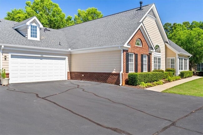 Building Photo - 1305 Village Ln