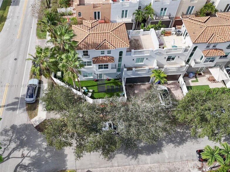 Building Photo - 601 NE 11th Ave