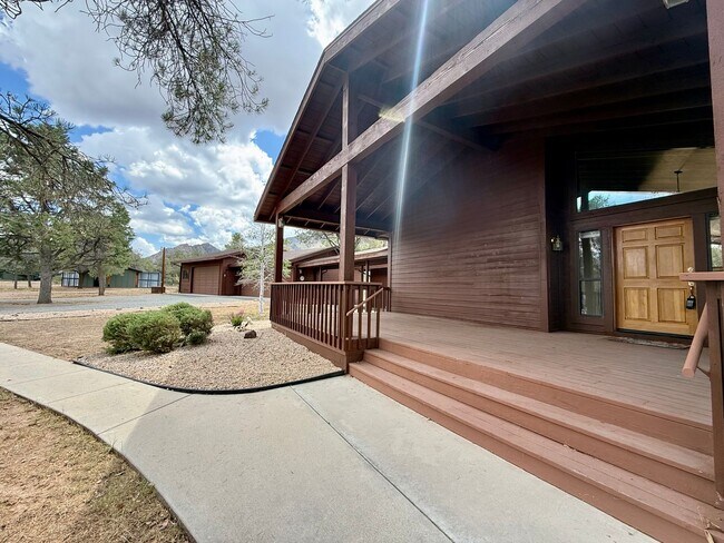 Building Photo - Custom home on 3 acres in Williamson Valley