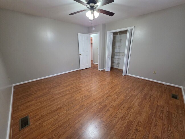 Building Photo - Cute Ranch in Yorktown Ready For New Tenants!