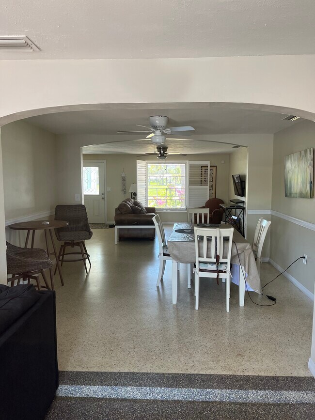 Building Photo - 24 Oakwood Dr N