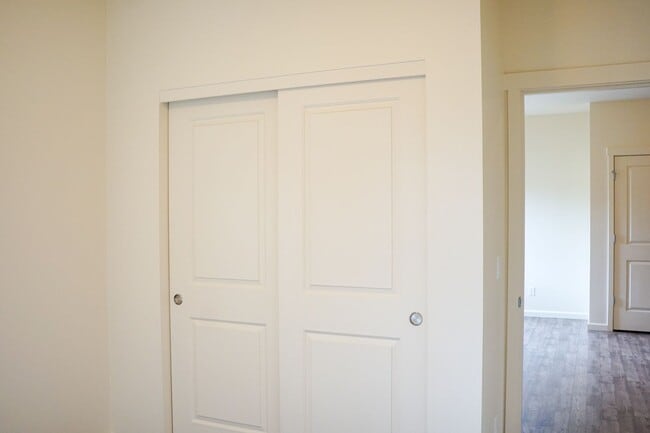 Building Photo - Modern 1 Bedroom with A/C + Private Balcon...
