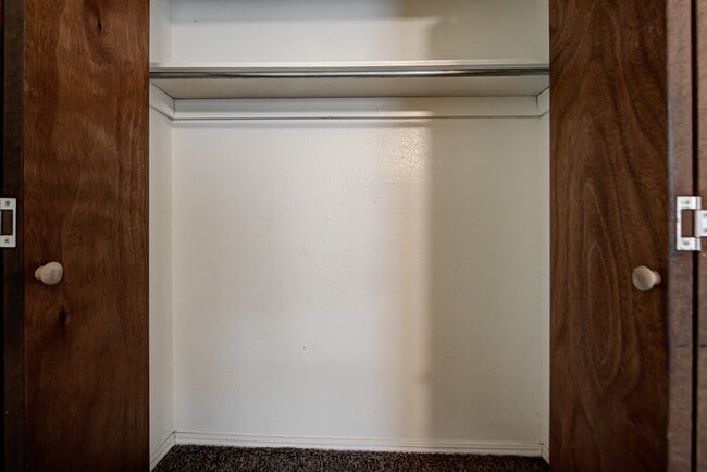 Building Photo - 1315 Glen Oaks Ct
