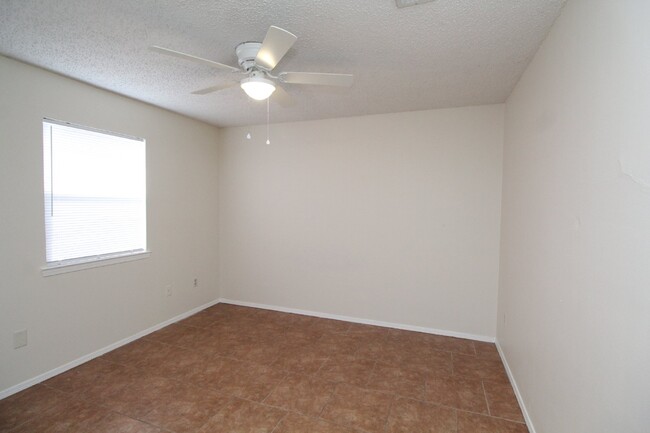 Building Photo - 2/1 Gulf Breeze Duplex! Pet friendly with ...