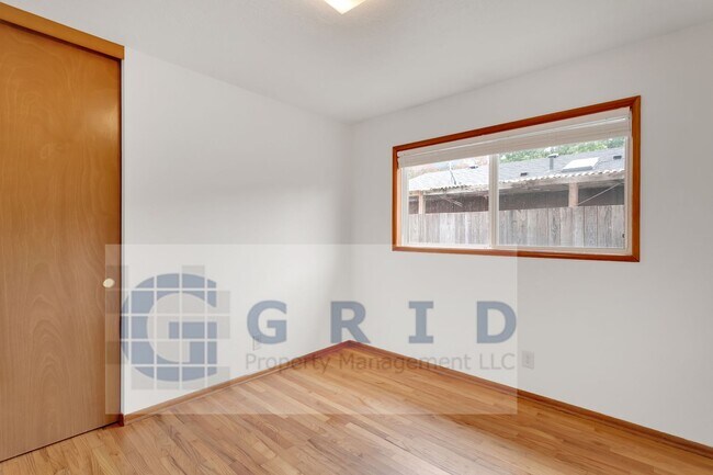 Building Photo - One Bedroom Apartment Available - Montavil...