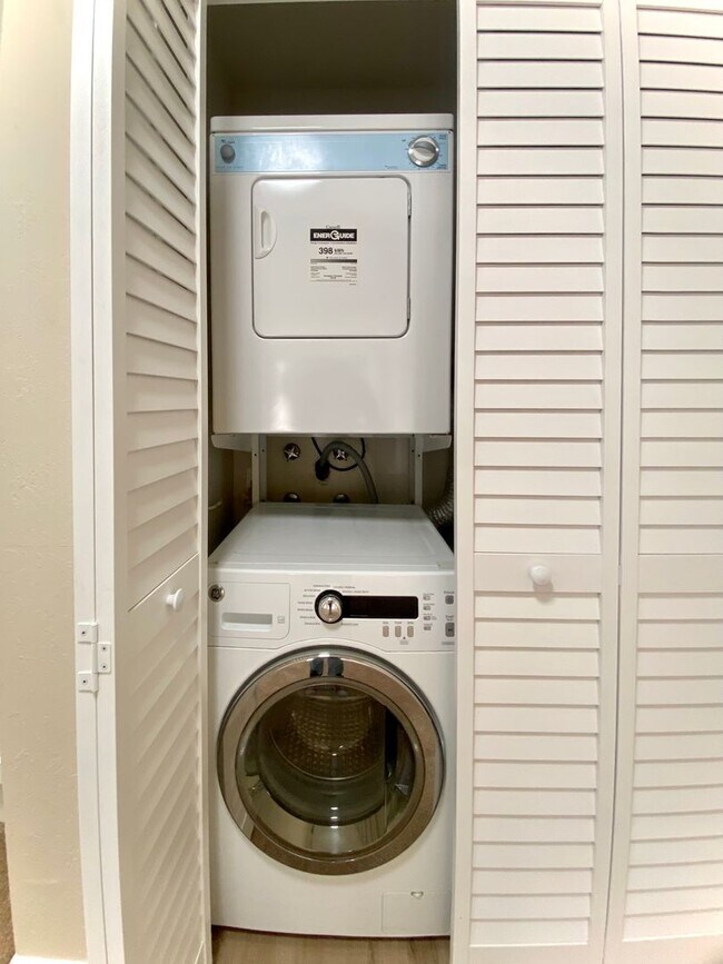 Building Photo - Beautifully Updated 2-Bedroom Condo! - Warm Springs!