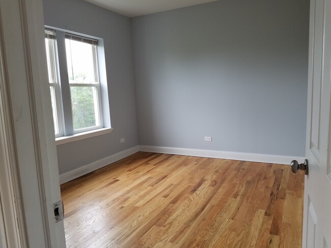 Building Photo - 5731 N Kimball Ave