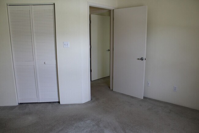 Building Photo - Up Coming - 2 bedroom/2 bath Condo!