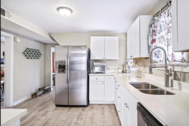 Building Photo - 2565 Pierce St