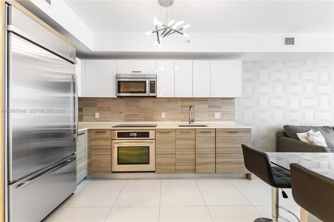 Building Photo - 1300 Brickell Bay Dr