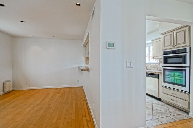 Building Photo - 333 11th St