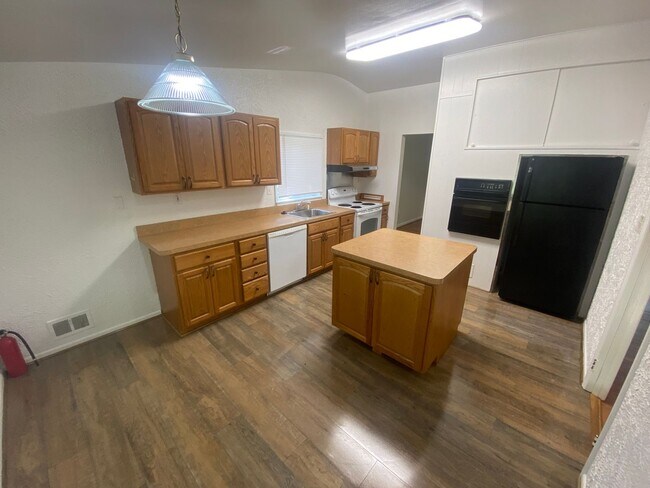 Building Photo - PRICE REDUCTION! A spacious three bedroom/...