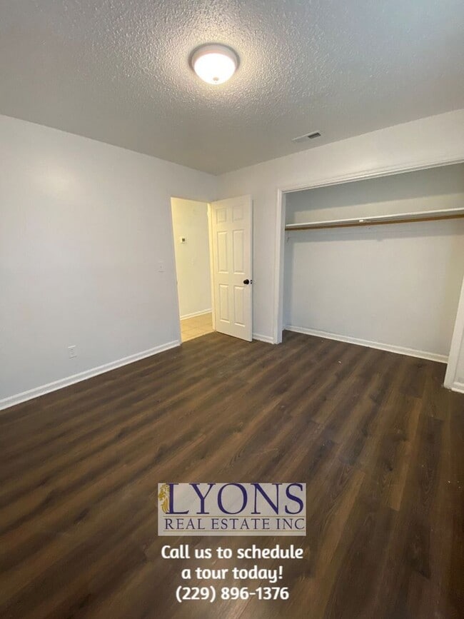 Building Photo - 2 Bed | 1 Bath Apartment – One-Level Living!