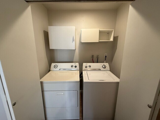 Building Photo - Updated 2-bedroom condo in gated community!