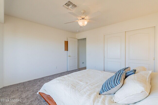 Building Photo - 36500 S Rock Crest Dr