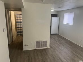 Building Photo - 227 W Elm St