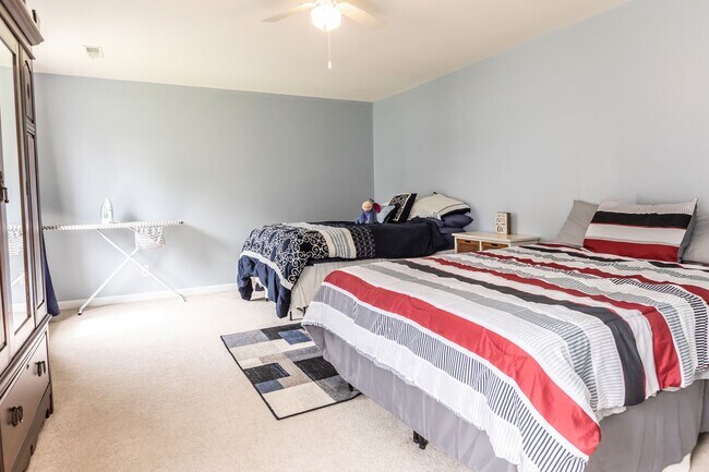 Building Photo - 3 Bedroom 2.5 Bath Townhouse in Grand Oaks...
