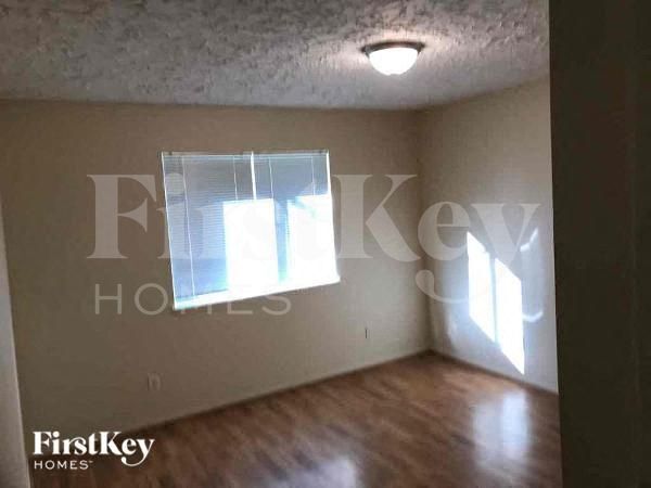 Building Photo - 2418 Aprilmont Dr