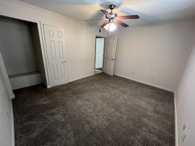 Building Photo - 2 Bedroom 1 Bath Apartment Close to Campus!