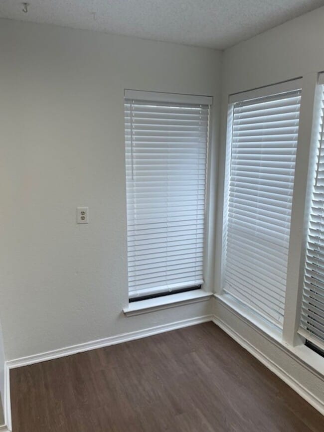 Building Photo - 1106 Brighton Dr