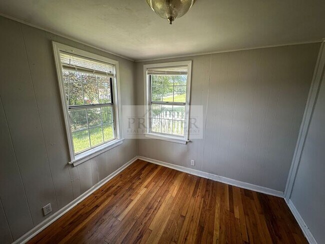 Building Photo - 10005 E 53rd St, Raytown, MO 64133- 3 bd / 1 ba house in Raytown Rent $1250