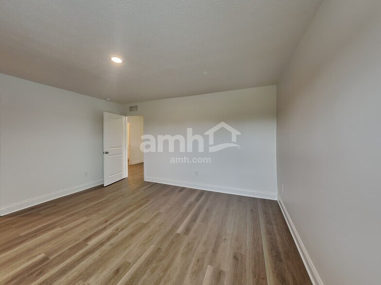 Building Photo - 9045 Lucy Dr