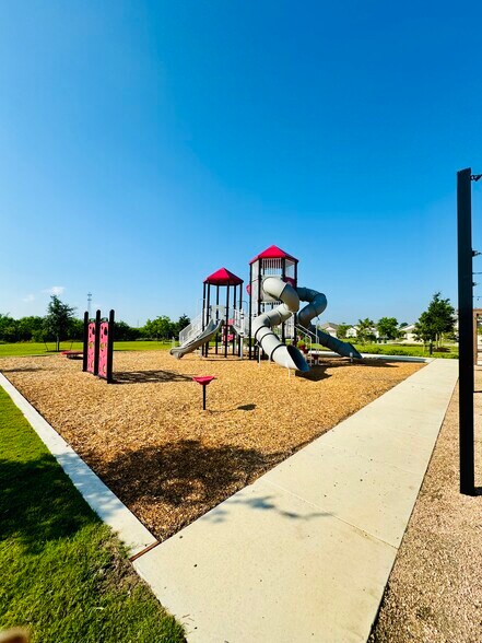 Building Photo - 650 Gladiola Loop