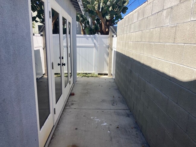 Building Photo - Updated Home in Heart of LA!