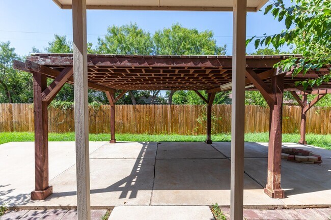 Building Photo - 3310 Silver Oaks Dr