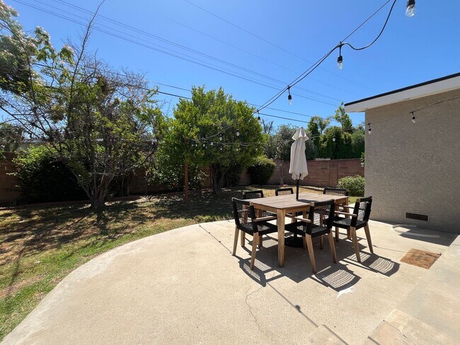 Building Photo - AVAILABLE NOW! Encino home w/all appliance...