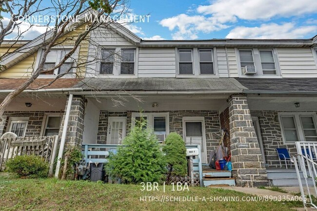 Building Photo - Super Clean Upstairs Newly Renovated 3BR 1...