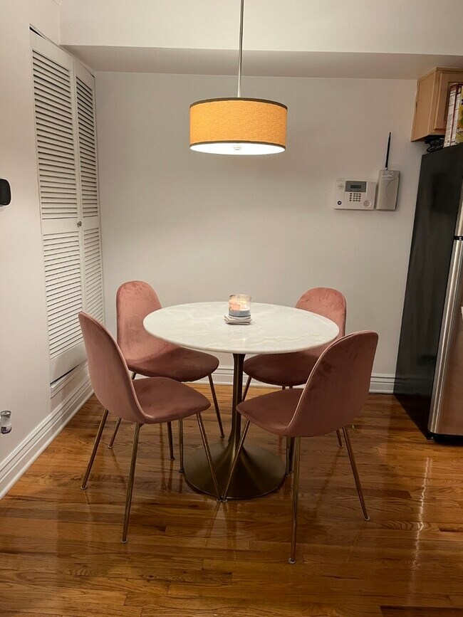 Building Photo - 643 W Barry Ave