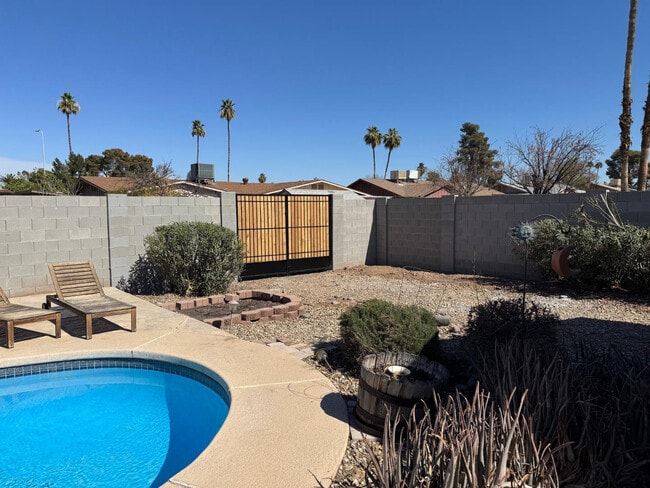 Building Photo - 2058 E Fremont Dr