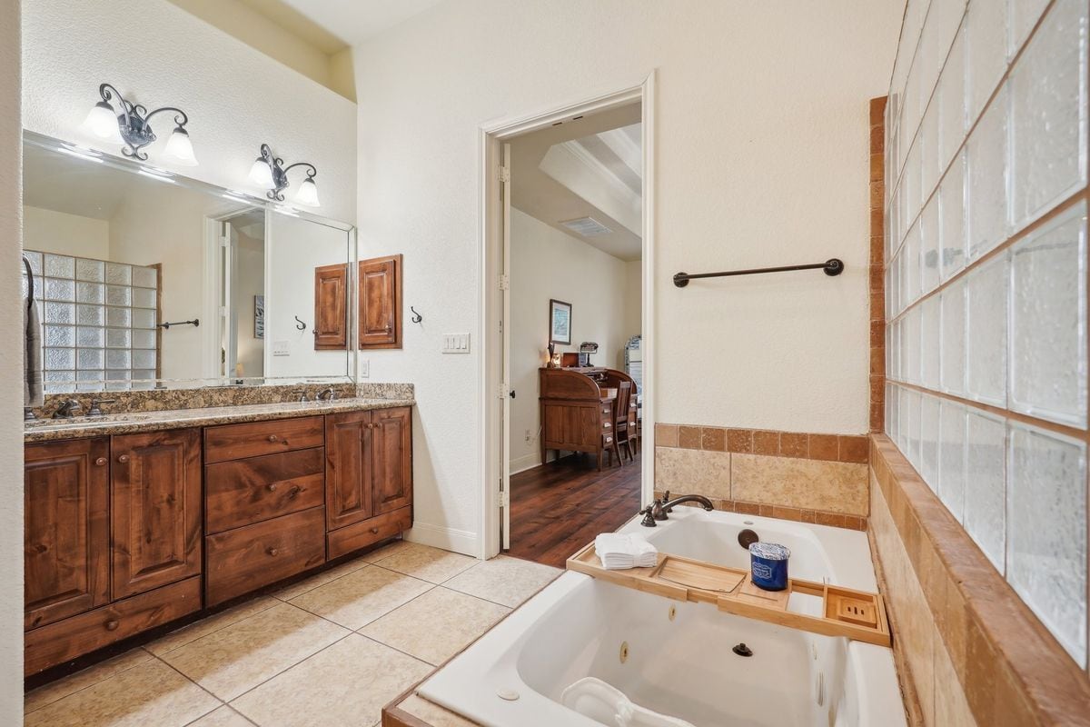 Building Photo - 2622 Fairwood Dr