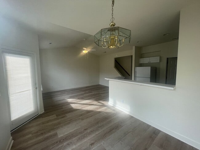 Building Photo - Greenway Village 2 Bedroom Townhome