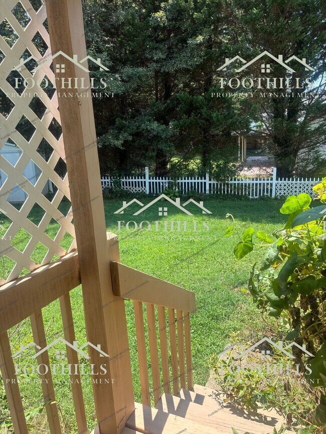 Building Photo - 1003 Ravenswood Dr