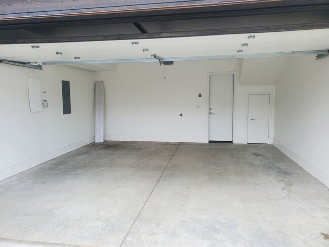 Building Photo - 3 Bedroom 3.5 Bath River Views - Walk to Old Mill