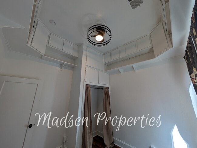Building Photo - 604 Orient St