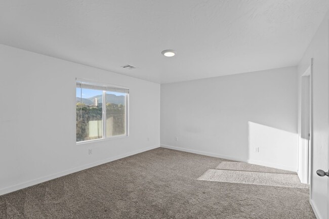 Building Photo - Comfortable and Spacious 4-Bedroom Townhom...