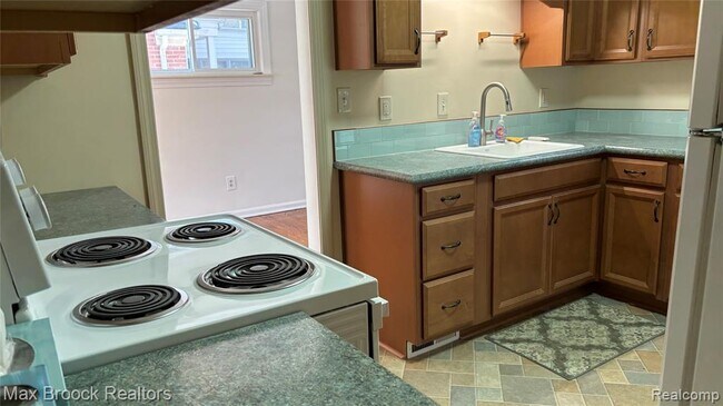 Building Photo - 2405 Pembroke Rd