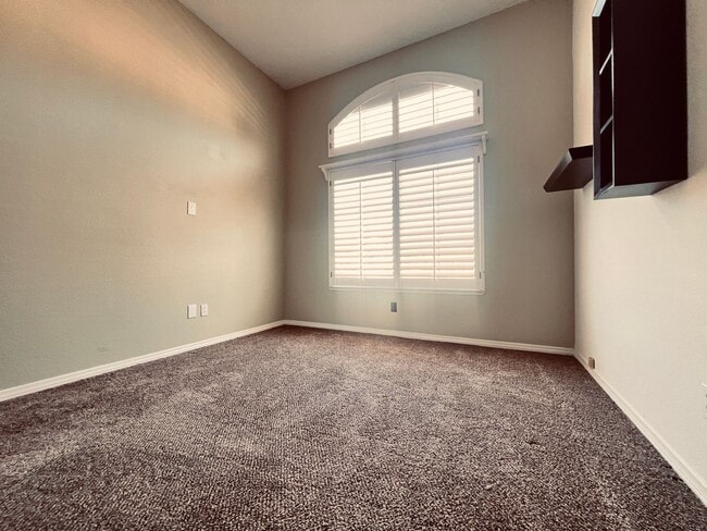 Building Photo - 2 Bedroom 2 Bathroom Condo in Carmel Mountain!