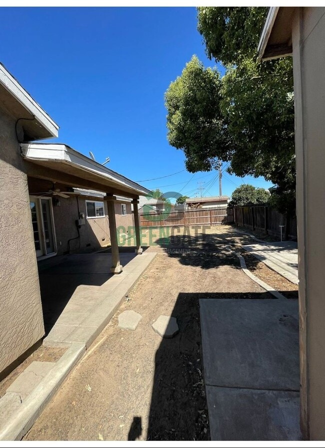 Building Photo - BEAUTIFUL 3 BEDROOM 2 BATH HOME MOVE IN RE...