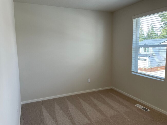 Building Photo - GORGEOUS 4 BED/2.5 BATH! HIGH END FINISHES ! SPACIOUS ROOMS ! FENCED BACK YARD !